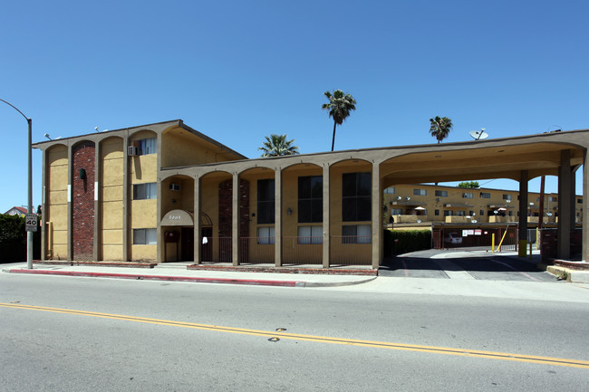 Sommerset Apartments in West Covina, CA - Building Photo - Building Photo