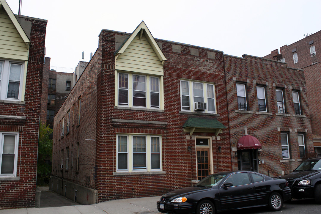 2435 Barker Ave in Bronx, NY - Foto de edificio