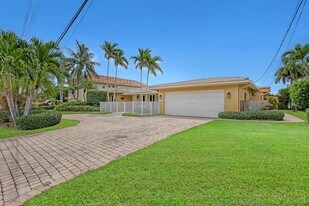 2100 NE 30th Ct in Lighthouse Point, FL - Building Photo