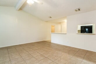 4511 Chestergate Dr in Spring, TX - Foto de edificio - Building Photo