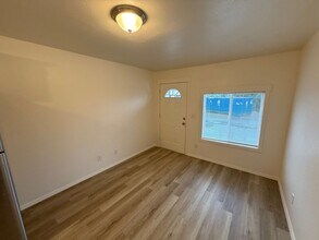 3357 Portland Rd NE in Salem, OR - Foto de edificio - Building Photo