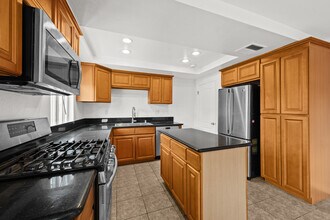 18333 Hatteras St, Unit 41 in Tarzana, CA - Building Photo - Building Photo