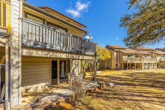 501 Highlands Blvd in Horseshoe Bay, TX - Foto de edificio - Building Photo