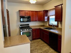 1225 E Jefferson St in Bloomington, IL - Foto de edificio - Building Photo