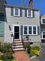 10 Bradford Ct, Unit Cozy Townhouse in Marblehead, MA - Building Photo