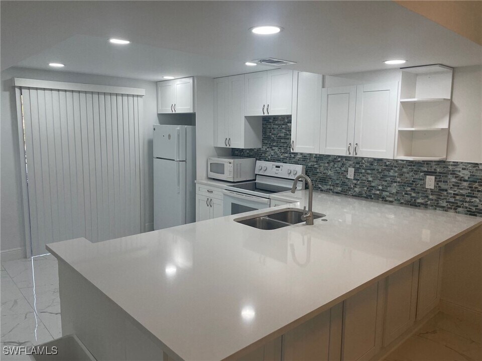 4060 Ice Castle Way in Naples, FL - Building Photo