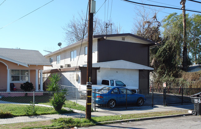 571 W 14th St in San Bernardino, CA - Foto de edificio - Building Photo