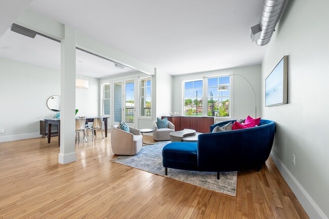 17 Ivaloo St, Unit 2 in Somerville, MA - Building Photo - Building Photo