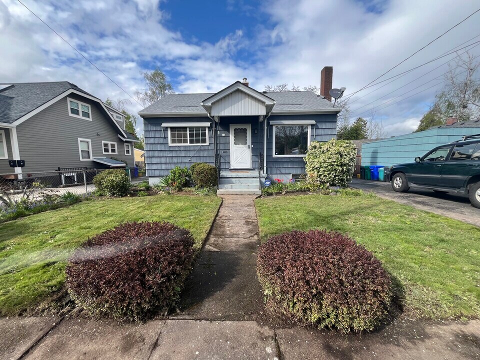 25 N Holland St in Portland, OR - Building Photo