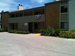 Hillsdale Apartments in Topeka, KS - Foto de edificio - Building Photo