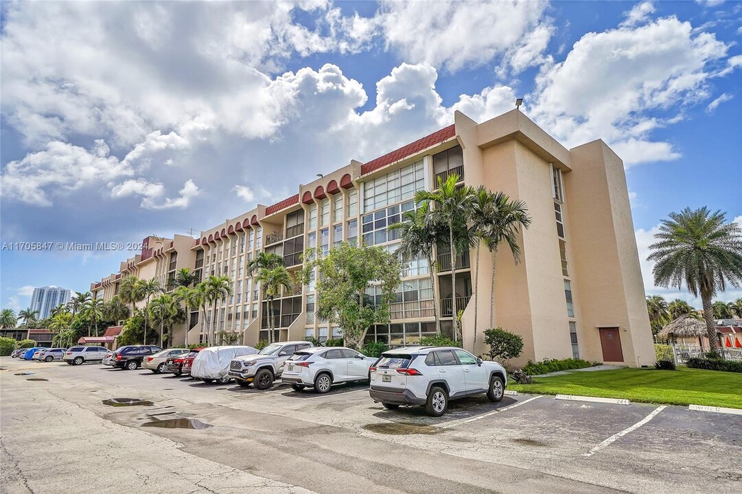 2001 Atlantic Shores Blvd, Unit 220 in Hallandale Beach, FL - Building Photo