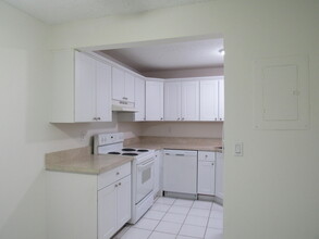 2110 SE Edler Dr in Stuart, FL - Building Photo - Building Photo