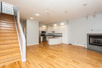 2427 N Clybourn Ave, Unit D in Chicago, IL - Foto de edificio - Building Photo