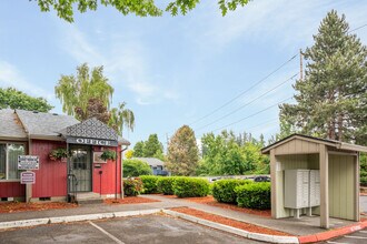 Images Highland Apartments in Gresham, OR - Foto de edificio - Building Photo