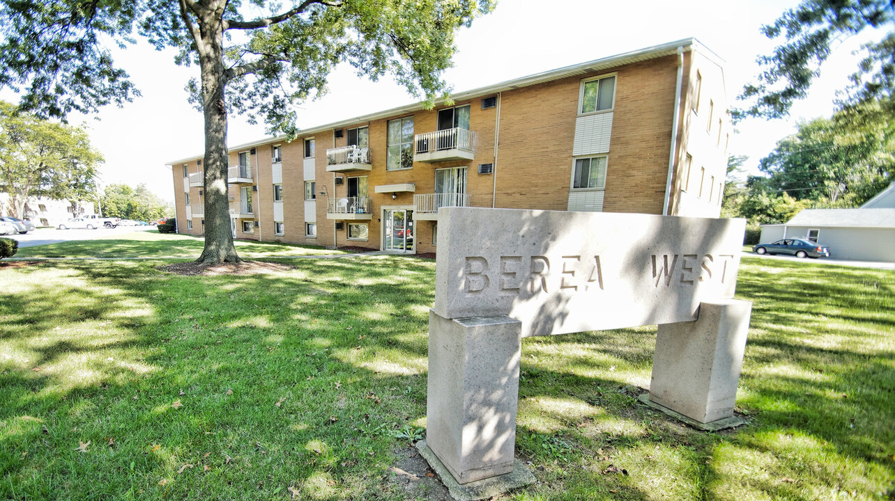 Berea West in Berea, OH - Foto de edificio