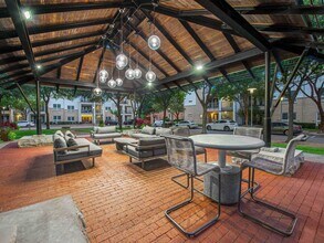 Pavilion Townplace Apartments in Dallas, TX - Foto de edificio - Building Photo