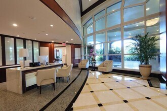 411 N New River Dr E in Fort Lauderdale, FL - Foto de edificio - Building Photo