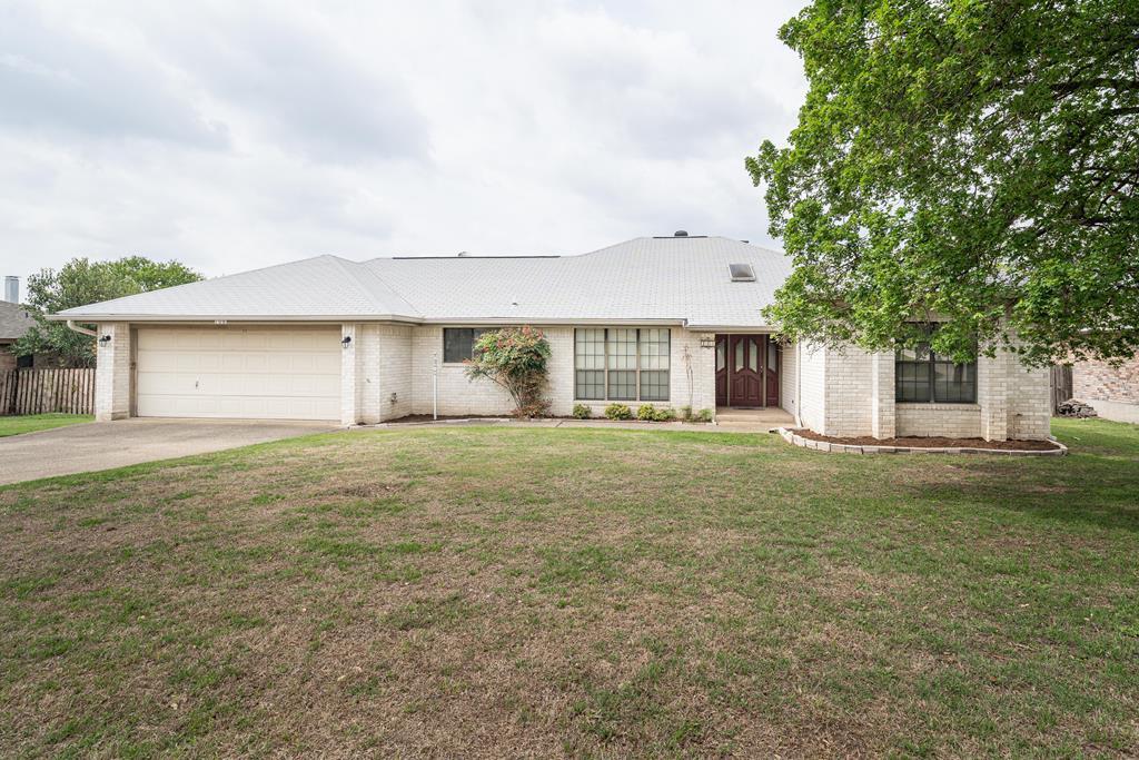 108 Holly Hill Dr in Ingram, TX - Building Photo
