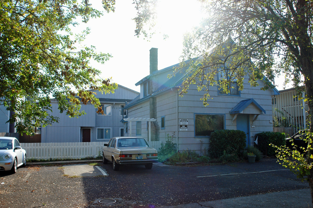 1635-1637 Ferry St in Eugene, OR - Building Photo