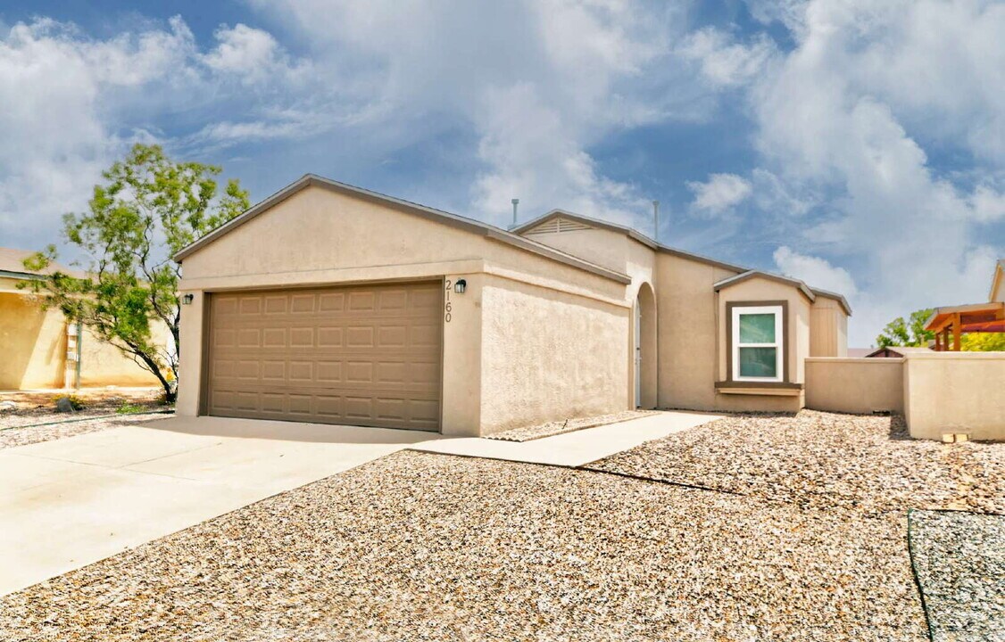 2160 High Desert Cir NE in Rio Rancho, NM - Building Photo