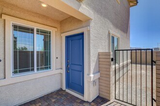 345 Isla Enclave Wy in Henderson, NV - Building Photo - Building Photo