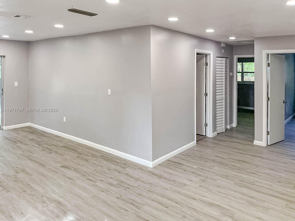 2510 NE 182nd St in Miami, FL - Foto de edificio