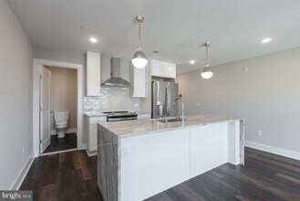 711 N 16th St in Philadelphia, PA - Building Photo - Building Photo