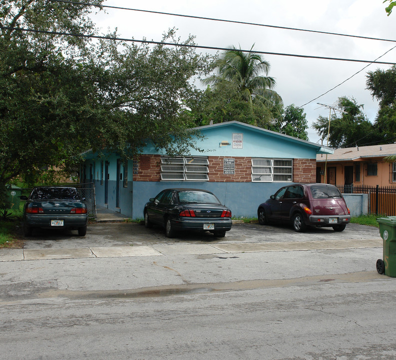 115-121 NW 70th St in Miami, FL - Building Photo