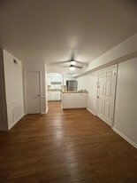 235 W Silver Sands Dr, Unit #5 in San Antonio, TX - Building Photo