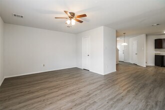 512 Meadow Park Ln in Willis, TX - Building Photo - Building Photo