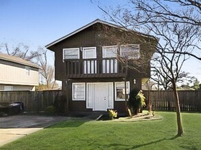 700 Chalet Ct in College Station, TX - Building Photo - Building Photo