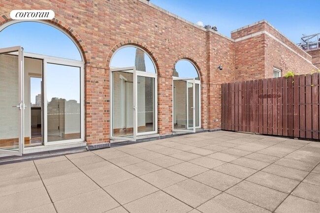 305 E 63rd St in New York, NY - Building Photo - Building Photo