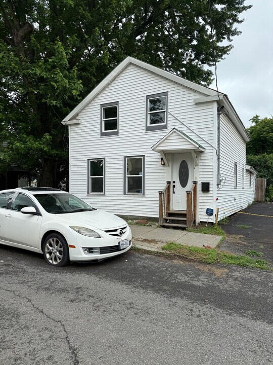 24 Academy St in Rensselaer, NY - Building Photo
