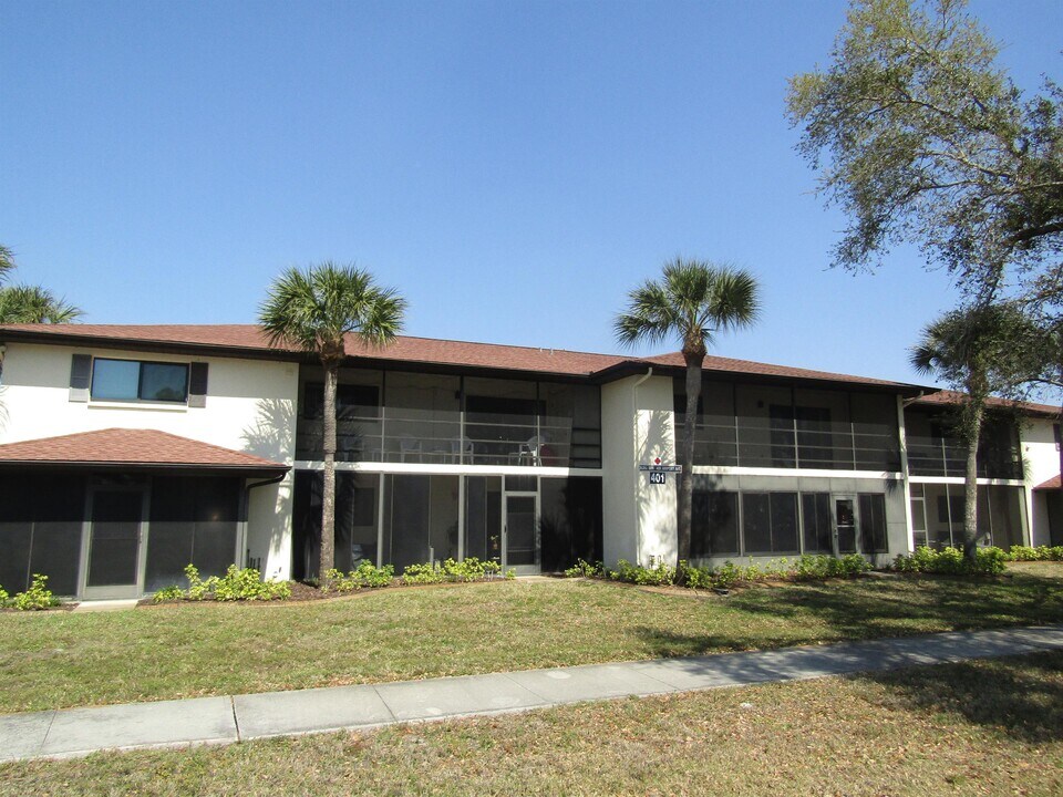 401 Airport Ave E in Venice, FL - Building Photo