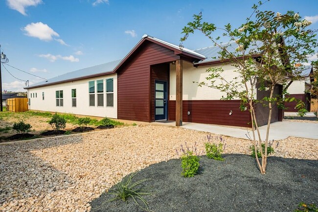1105 Lois St in Kerrville, TX - Building Photo - Building Photo
