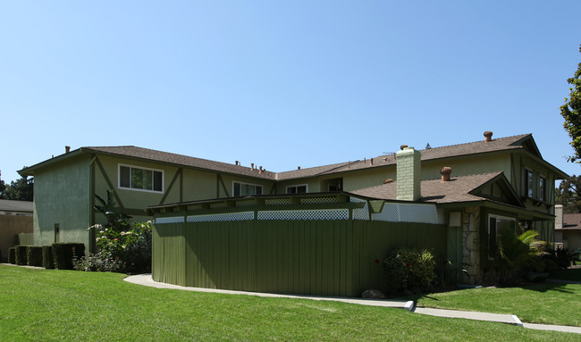 1225 S Athena Way in Anaheim, CA - Foto de edificio - Building Photo