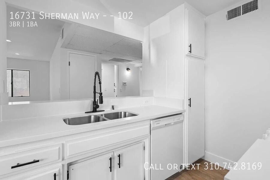 16731 Sherman Way in Los Angeles, CA - Building Photo