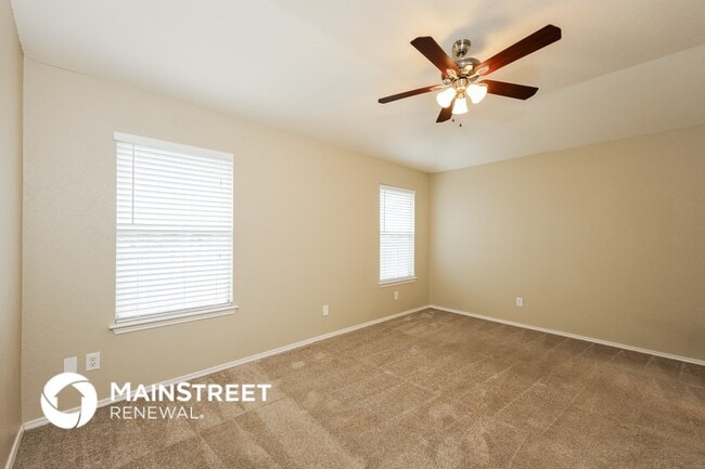 10211 Round Rock Way in Universal City, TX - Foto de edificio - Building Photo