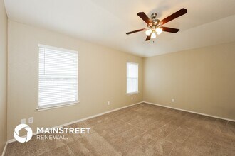 10211 Round Rock Way in Universal City, TX - Foto de edificio - Building Photo