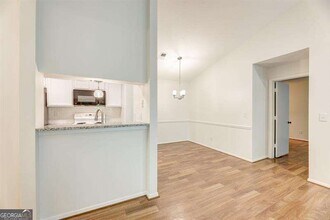 529 Warm Springs Cir in Roswell, GA - Building Photo - Building Photo