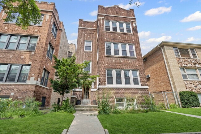 property at 2712 W Winnemac Ave