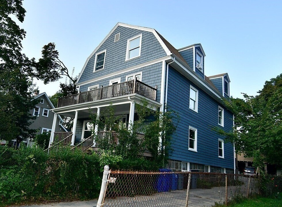 392 Reedsdale Rd in Milton, MA - Building Photo