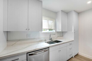 2107 Montana Ave in Santa Monica, CA - Building Photo