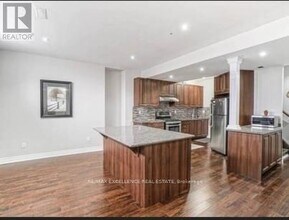 28 Midsummer Dr in Brampton, ON - Building Photo - Building Photo