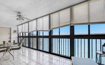 200 S Sykes Creek Pky, Unit Merrett Towers in Merritt Island, FL - Foto de edificio - Building Photo