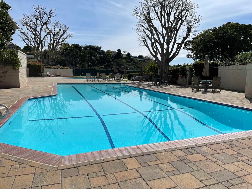 6696 Caminito Sinnecock in San Diego, CA - Building Photo