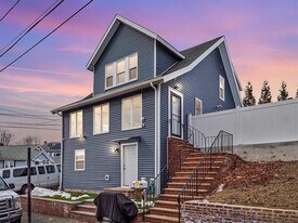 16 Washington Sq, Unit #1 in Revere, MA - Building Photo