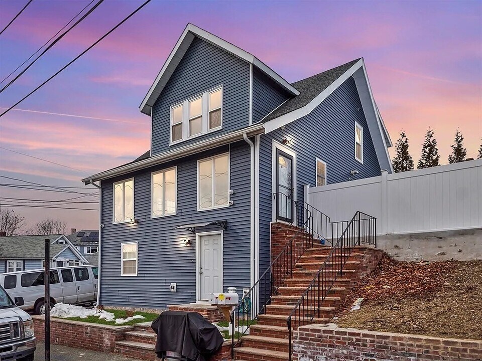 16 Washington Sq, Unit #1 in Revere, MA - Foto de edificio