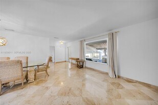 7528 Buccaneer Ave in North Bay Village, FL - Building Photo