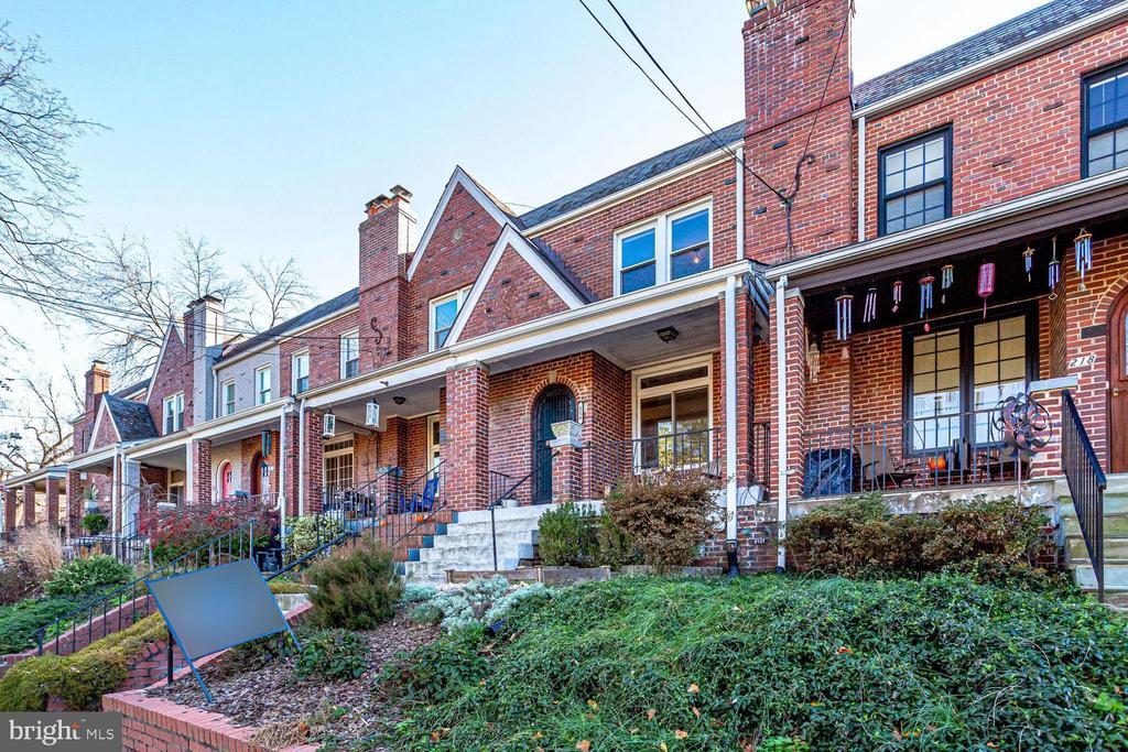 216 Emerson St NW in Washington, DC - Foto de edificio